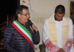 Il sindaco Marco Gallo, con don Matteo Monge